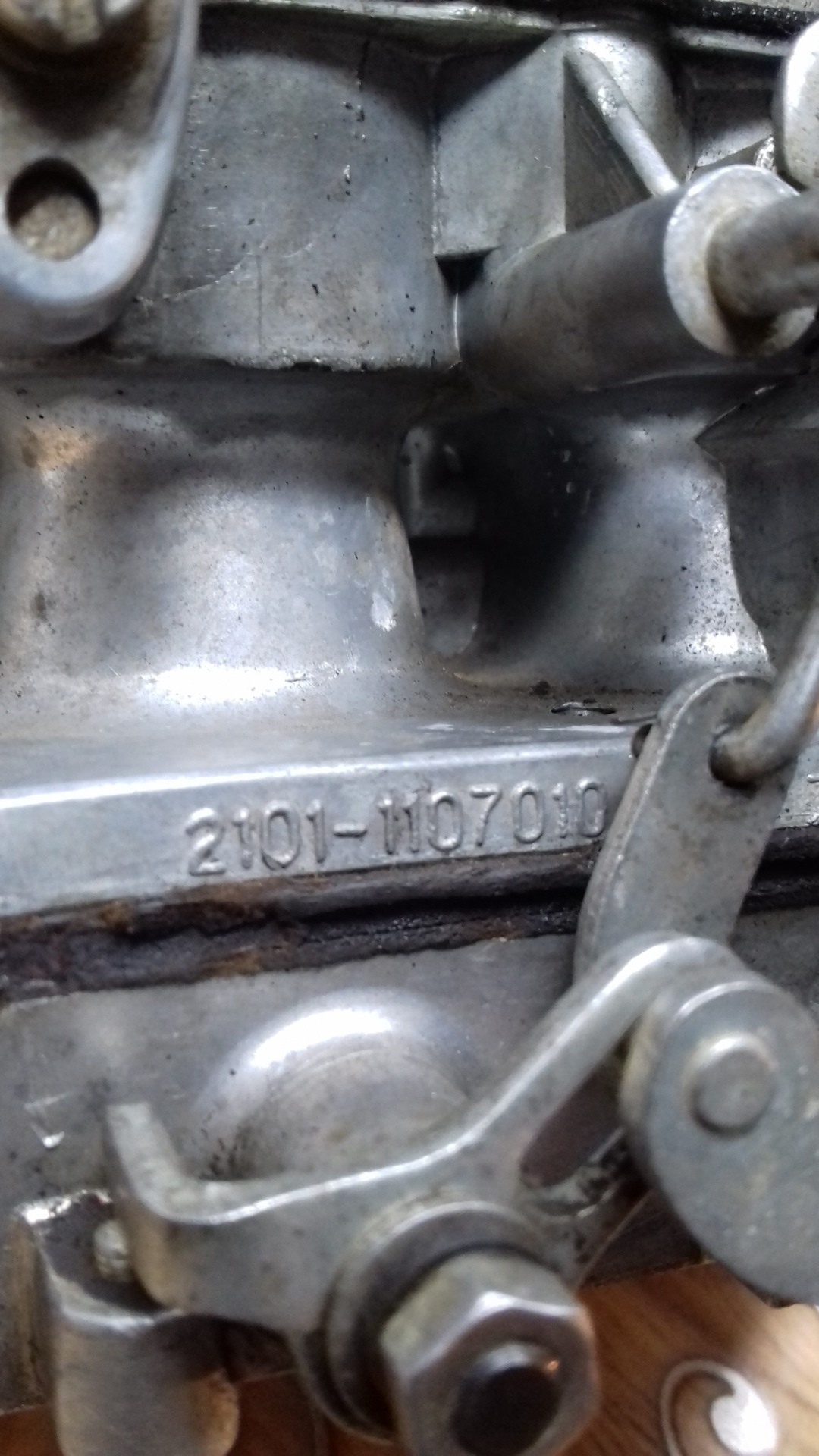 Карбюратор ваз 21013. Карбюратор от ваз 2101. Карбюратор дааз 2101. Винт регулировки оборотов ваз 2107. Карбюратор ваз 2101 холостой ход.