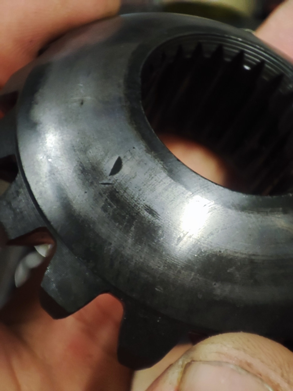 Непонятная раковина на рабочей поверхности, по отложениям видно, что не свежая. С таким дефектом скорее всего и собрали на заводе. — Lada Vesta (1G)