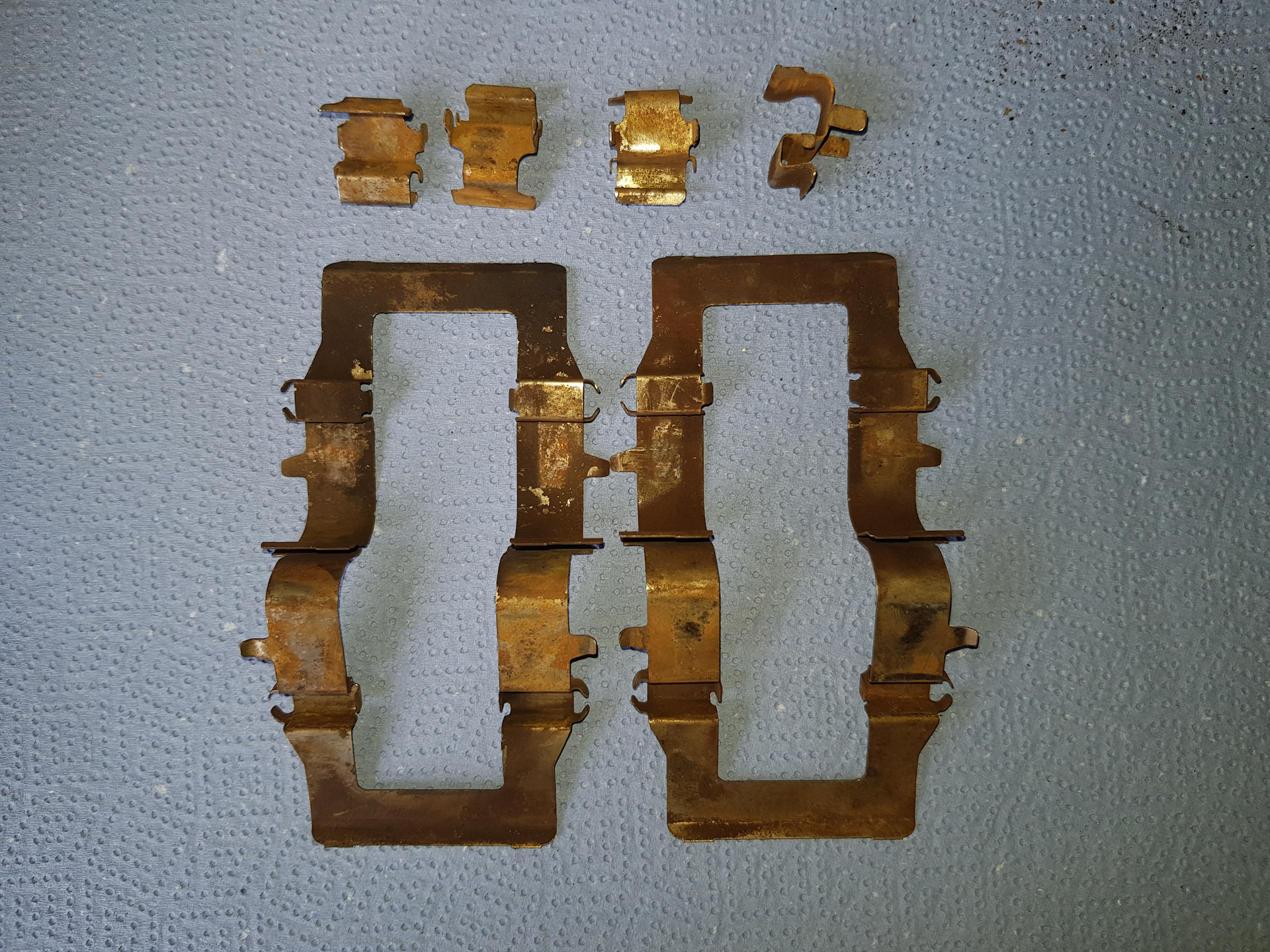 Toyota комплект противоскрипных пластин. Mazda bcyw-33-29z пластины противоскрипные комплект. противоскрипные пластины тормозных колодок subaru bh9. противоскрипные пластины тормозных колодок toyota prius 2006. комплект установочный передних тормозных колодок mazda 3 2013-.