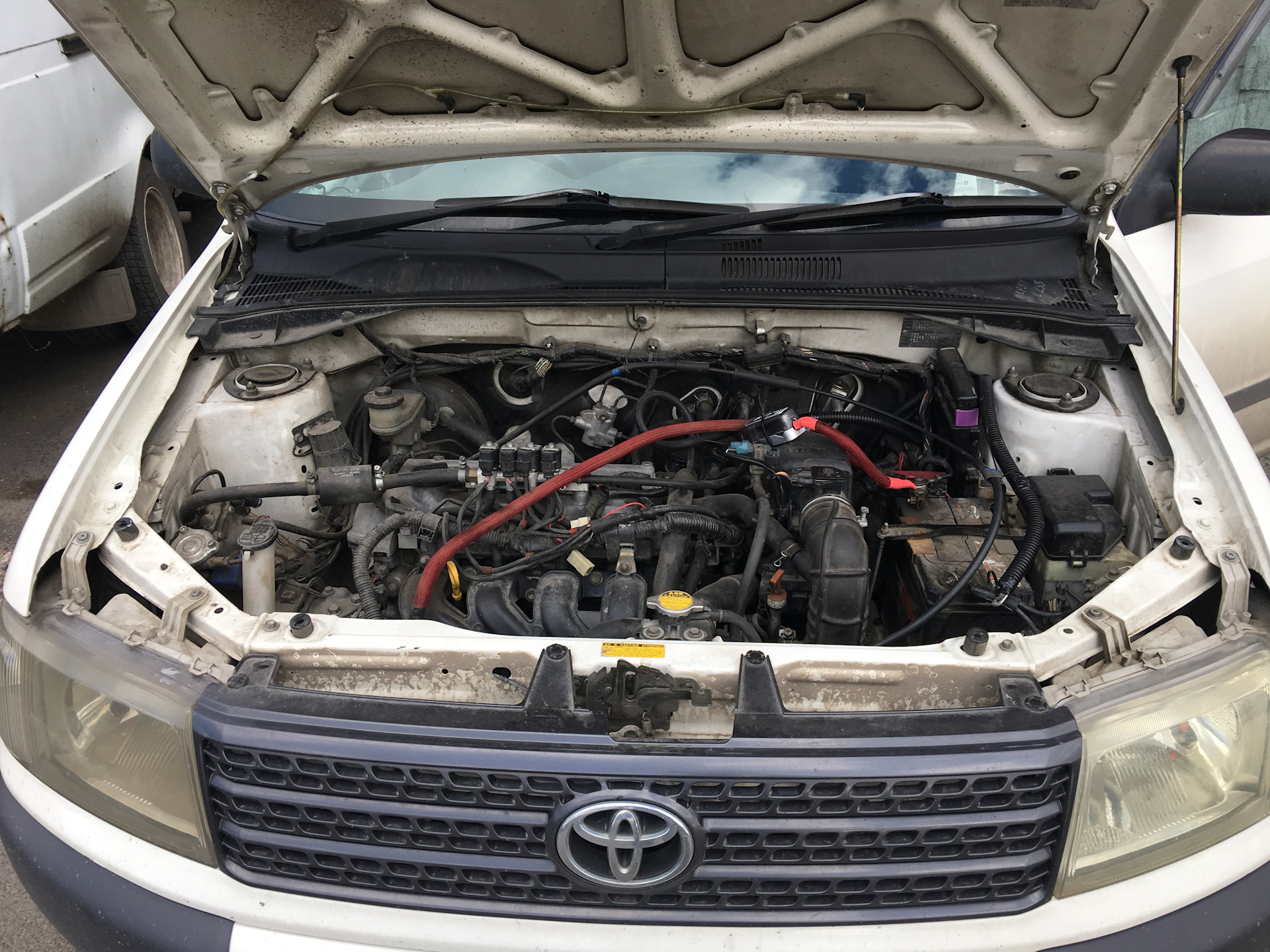 Пробокс двс. Тойота Пробокс моторный отсек. Toyota Probox двигатель 1.3. Probox nдподкапотка 2018. Пробокс под капотом.
