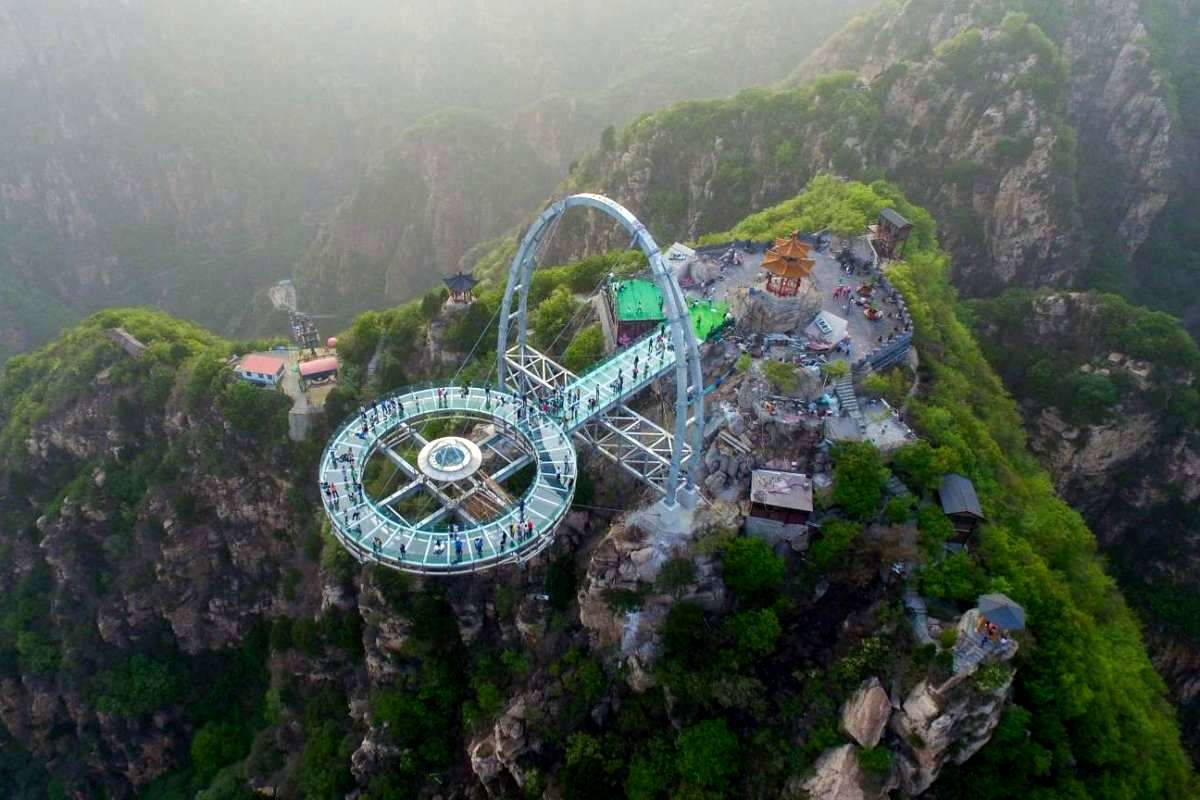 Китай стеклянная смотровая площадка на высоте 400 метров