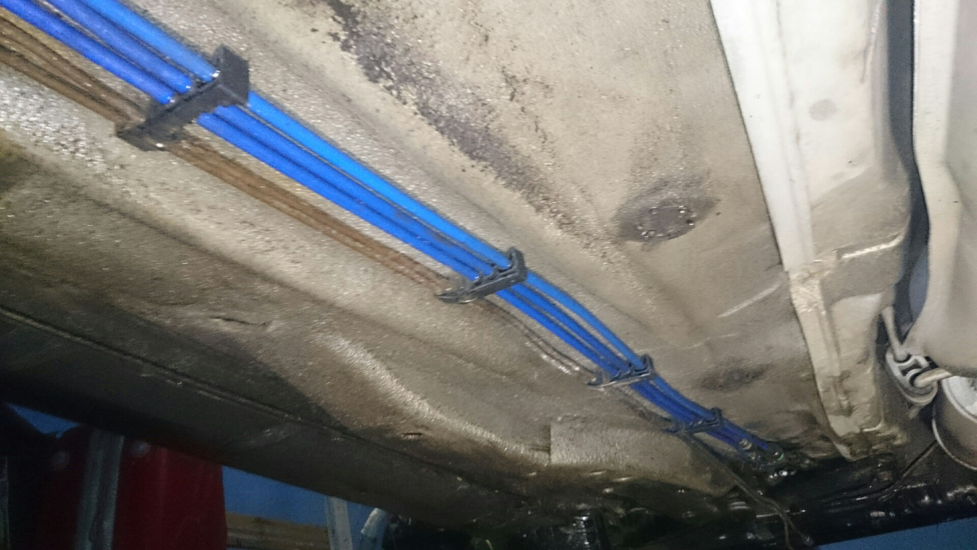 Крепление топливной магистрали. Кронштейн тормозных трубок тойота carina. Хомут крепления топливопровода ауди 80. Скоба крепления топливных трубок нексия. Клипсы крепления тормозных трубок сценик 2.