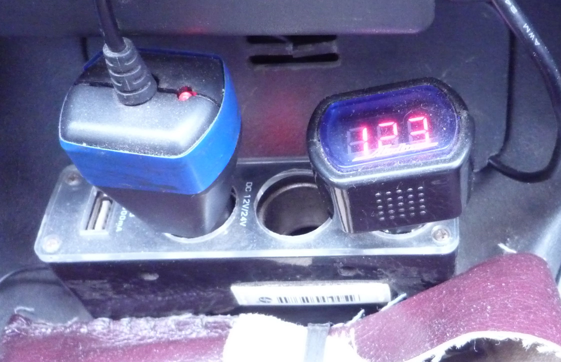 Маленький заряд в ВАЗ 2115. Вольметр авто АVМ D 02. Вольтметр в машине показывает 0. Подиум под электронный вольтметр в машину своими руками. Зарядка на 2115