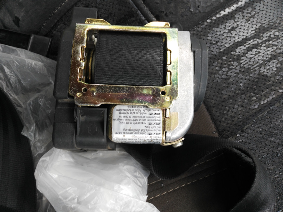 Установка ремней безопасности от Т4 с пиропатроном) — Volkswagen Golf ...