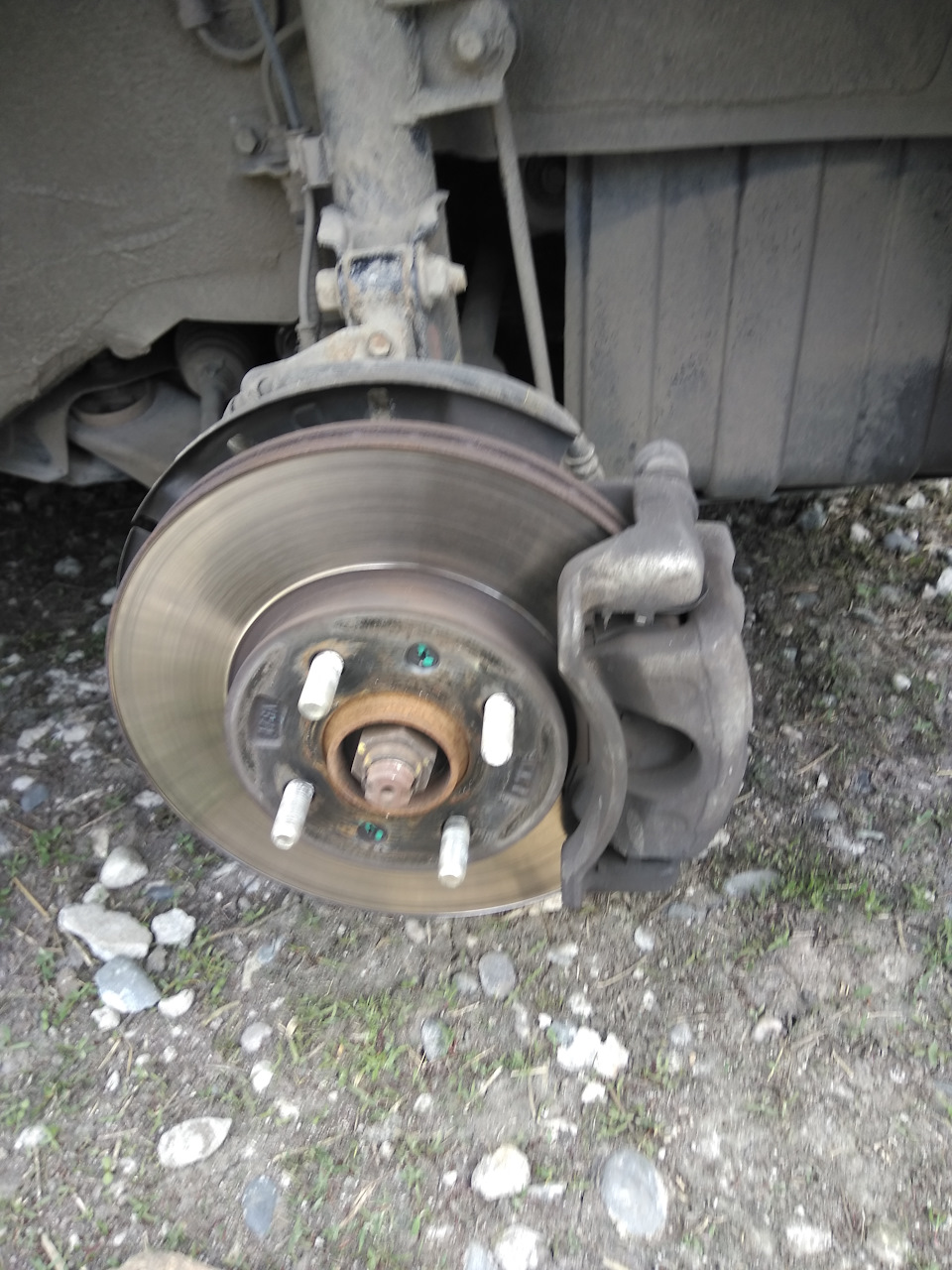 Подготовка к демонтажу старых колодок — KIA Rio (3G)