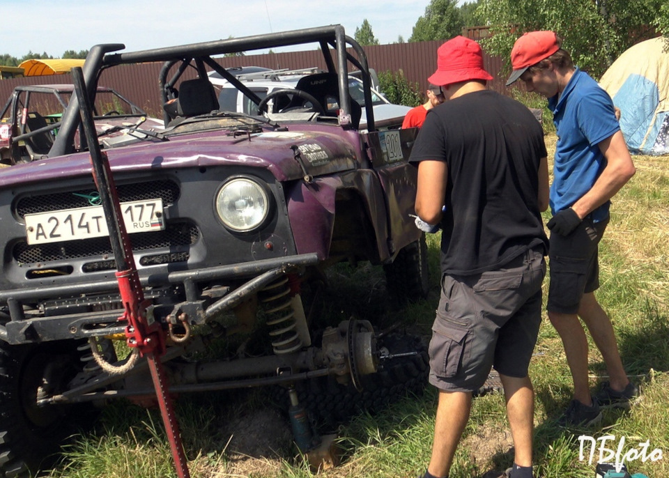 Перед обедом порвался шрус. Мы их опрометчиво не поменяли в этом году. Это стало ошибкой. Из-за люфта шрус рассыпался и заклинил. Хорошо, что между секциями успели починиться. На результате эта поломка сильно не сказалась. Теперь купили и поставили СиМ. Но менять все равно лучше раз в год. Ограничителей поворота у нас нет выворот большой, шрусы испытывают огромные нагрузки. — УАЗ 315195 Hunter