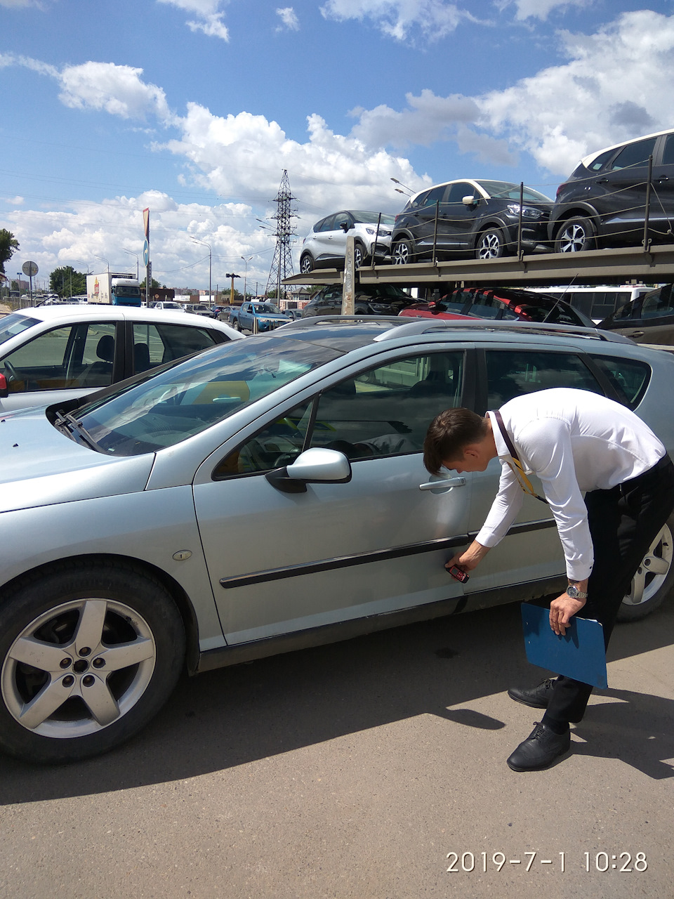 Менеджер измеряет толщину краски. Местами доходит до 999. — Peugeot 407 SW