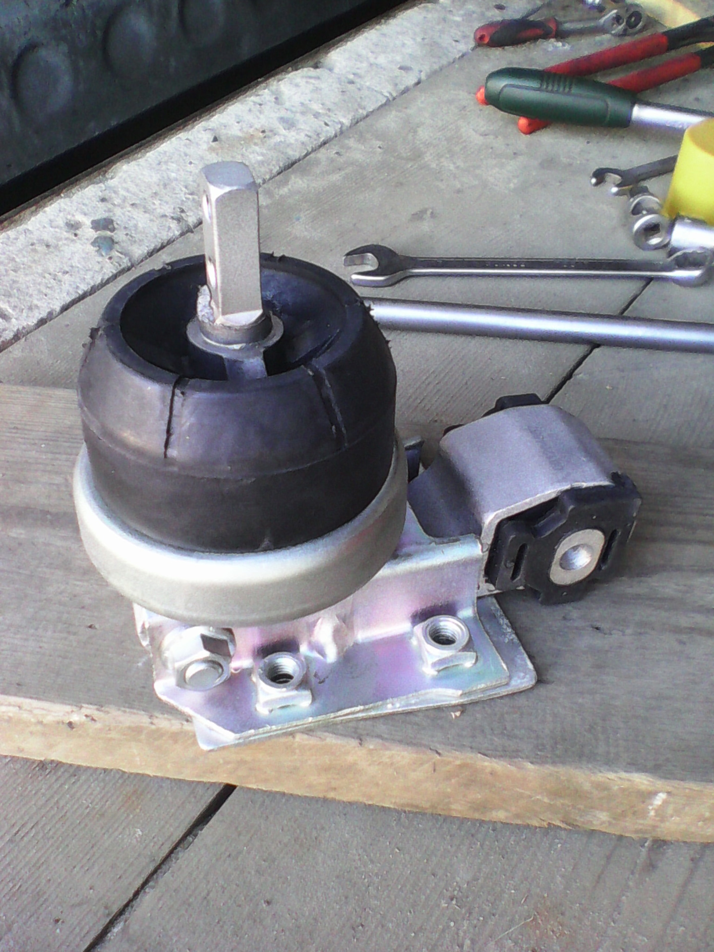 Новая и изношенная подушка двигателя ваз 2110. Опора двигателя задняя ваз 2190. Передняя подушка двс ваз 2114. Как выглядит подушка двигателя. Подушка двигателя glk 2009г.