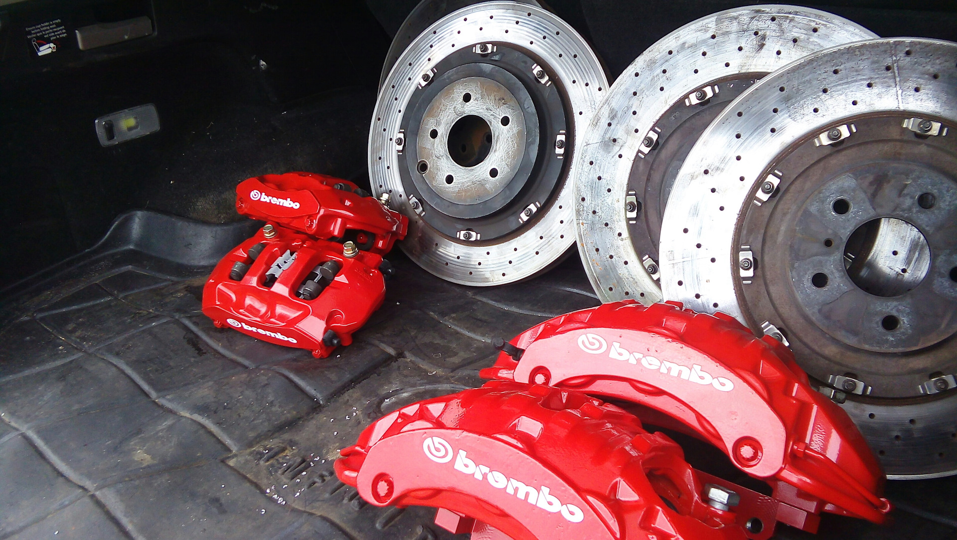 Brembo 4 pot octavia a4. Комплект тормозов. Комплект тормозов audi sq7 (4m) 400/350 мм. Детали тормозной системы. Тормоза брембо на бмв е 46.