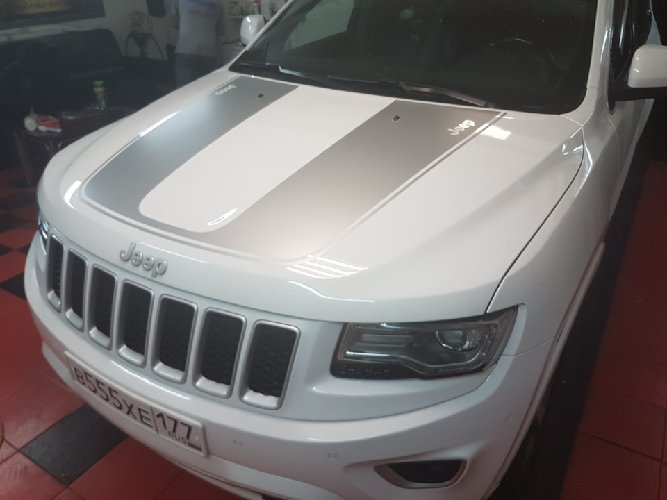 Утка на капот Jeep srt8
