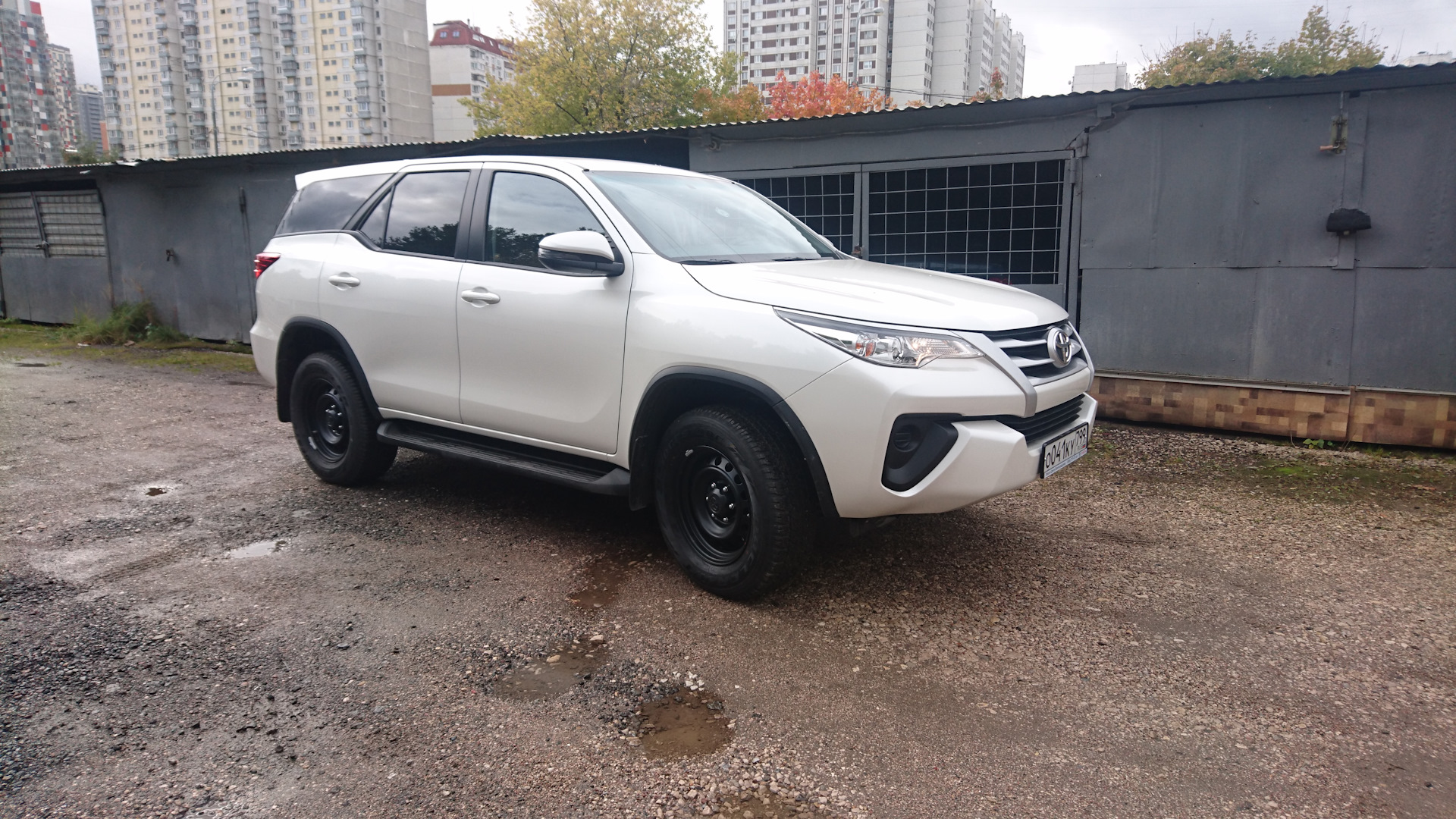 Fortuner шины. Тойота фортунер тонировка. Тойота фортунер 1600-900. Toyota Fortuner на 20 дисках.