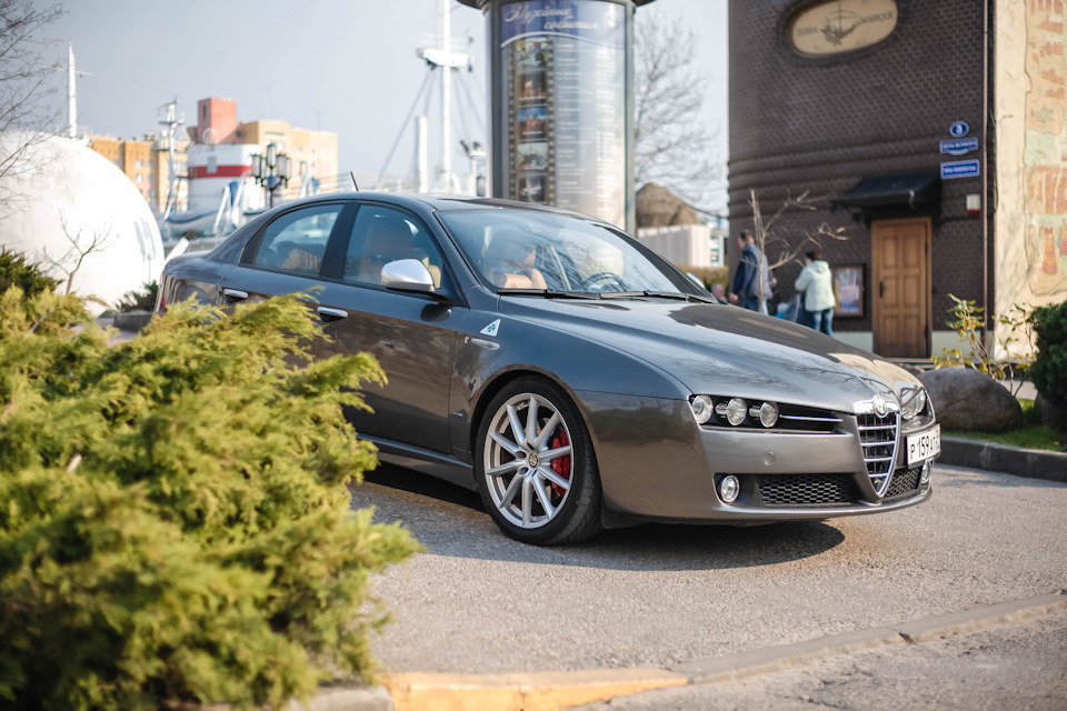 Alfa Romeo 159 ti. Alfa Romeo 159 матовая. Альфа Ромео 159 ti серая. Диски Альфа Ромео 159 19 дюймов.