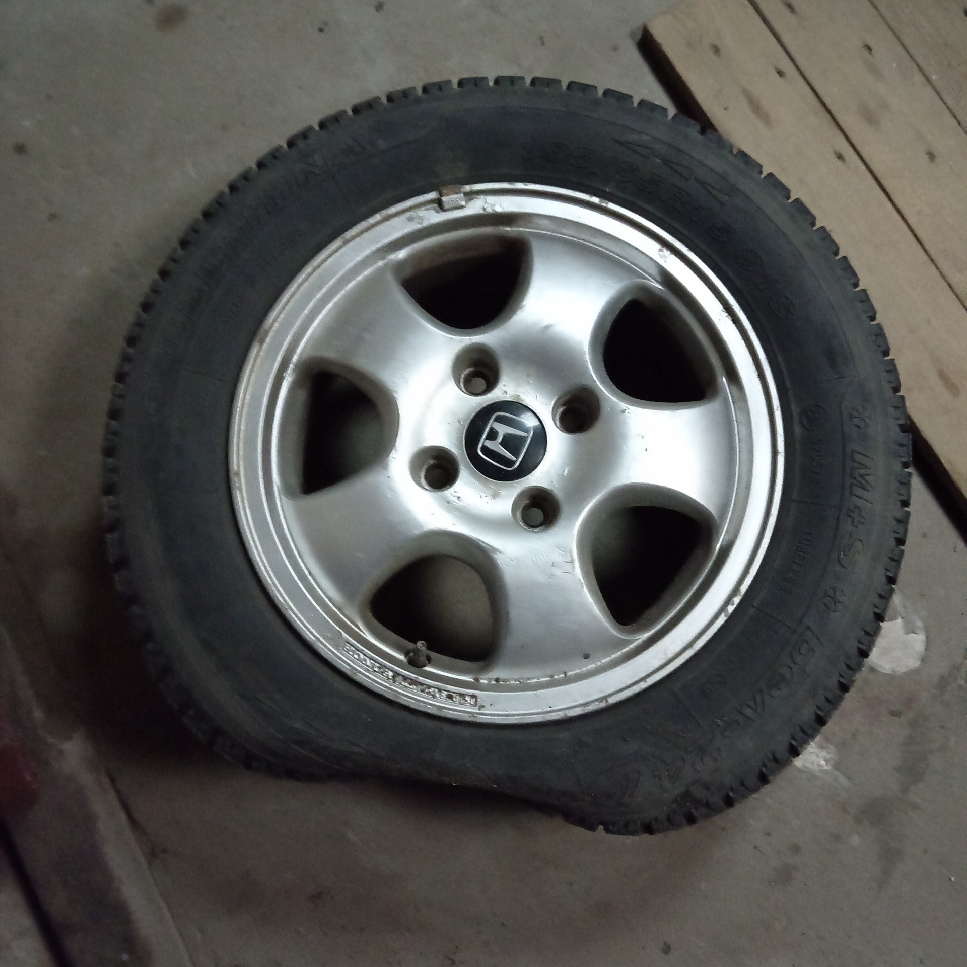 Замена вентиля в колесе. 🔧 — Honda Accord (5G), 1,8 л, 1997 года ...