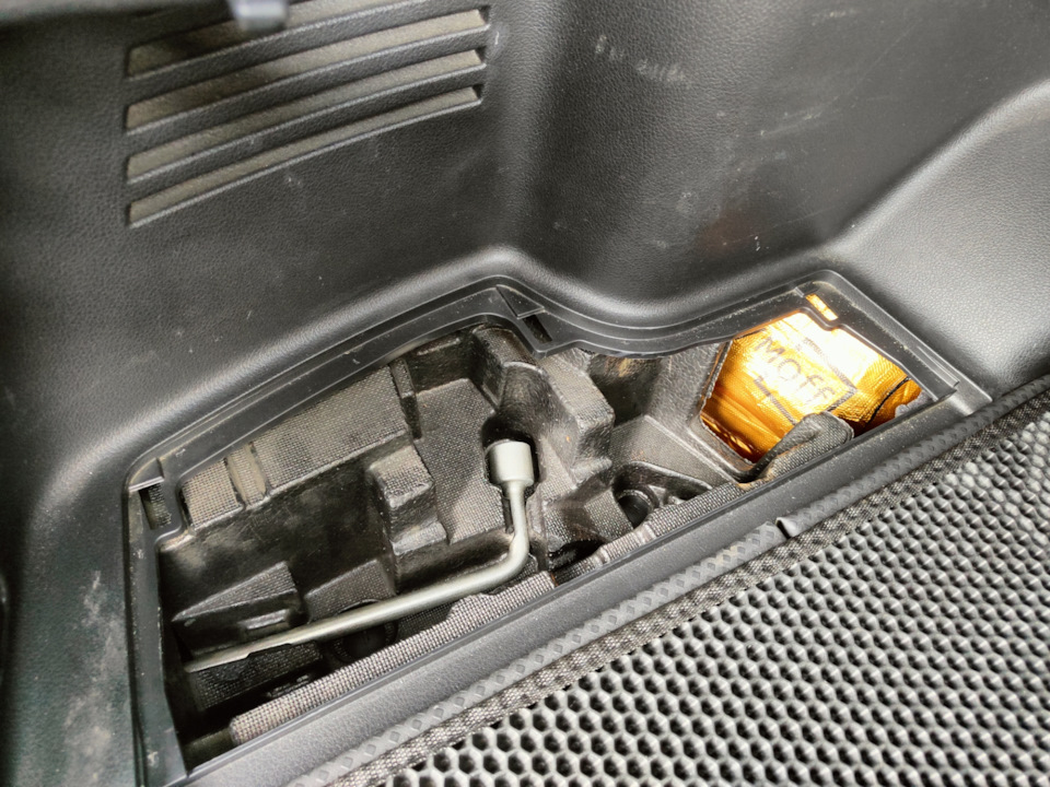 Это нужно будет убрать, благо есть выдвижной ящик, туда и уберём — Nissan X-Trail II (t31)