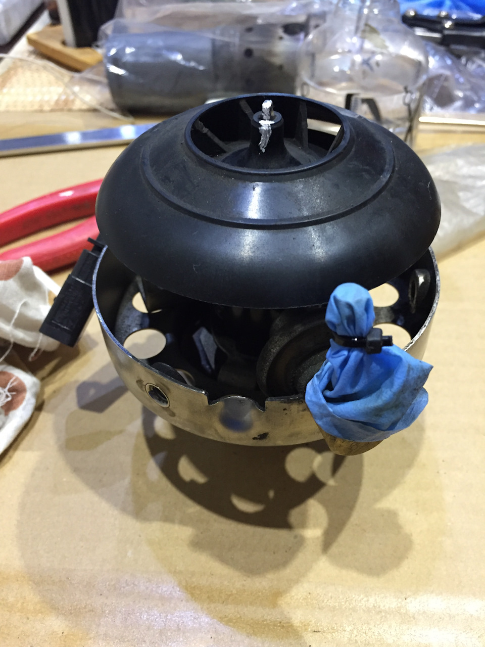 Рассеиватель вентилятора сдернул двухлапым сьемником на 100 мм (есть на 6 фото) — Volvo XC90 (1G)