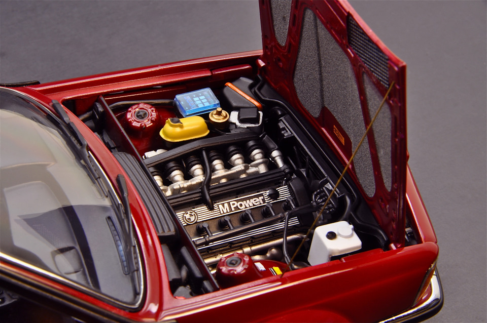 AUTOart 1/18 E24 BMW ///M635CSi, Karminrot. Millenium Series