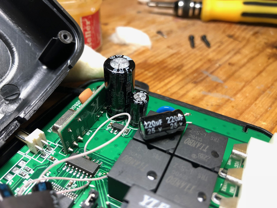 замена конденсатора питания — Audi A8 (D2). Запчасти на фото: C1287, Goodyear Eagle RS-A