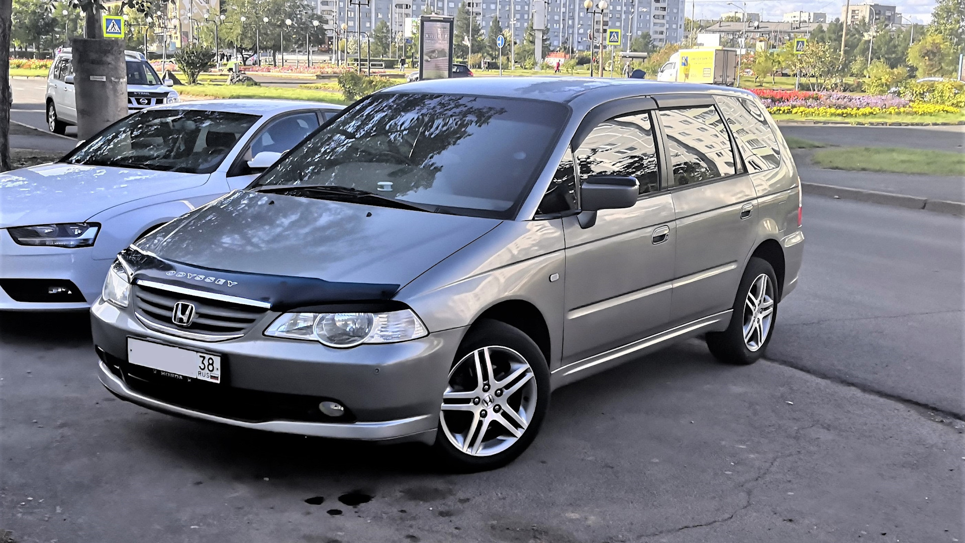 Хонда одиссей бишкек. Хонда Одиссей 2002. Хонда Одиссей 2002г. Honda Odyssey 2.3. Прокат авто Одиссей в Абхазии без водителя.