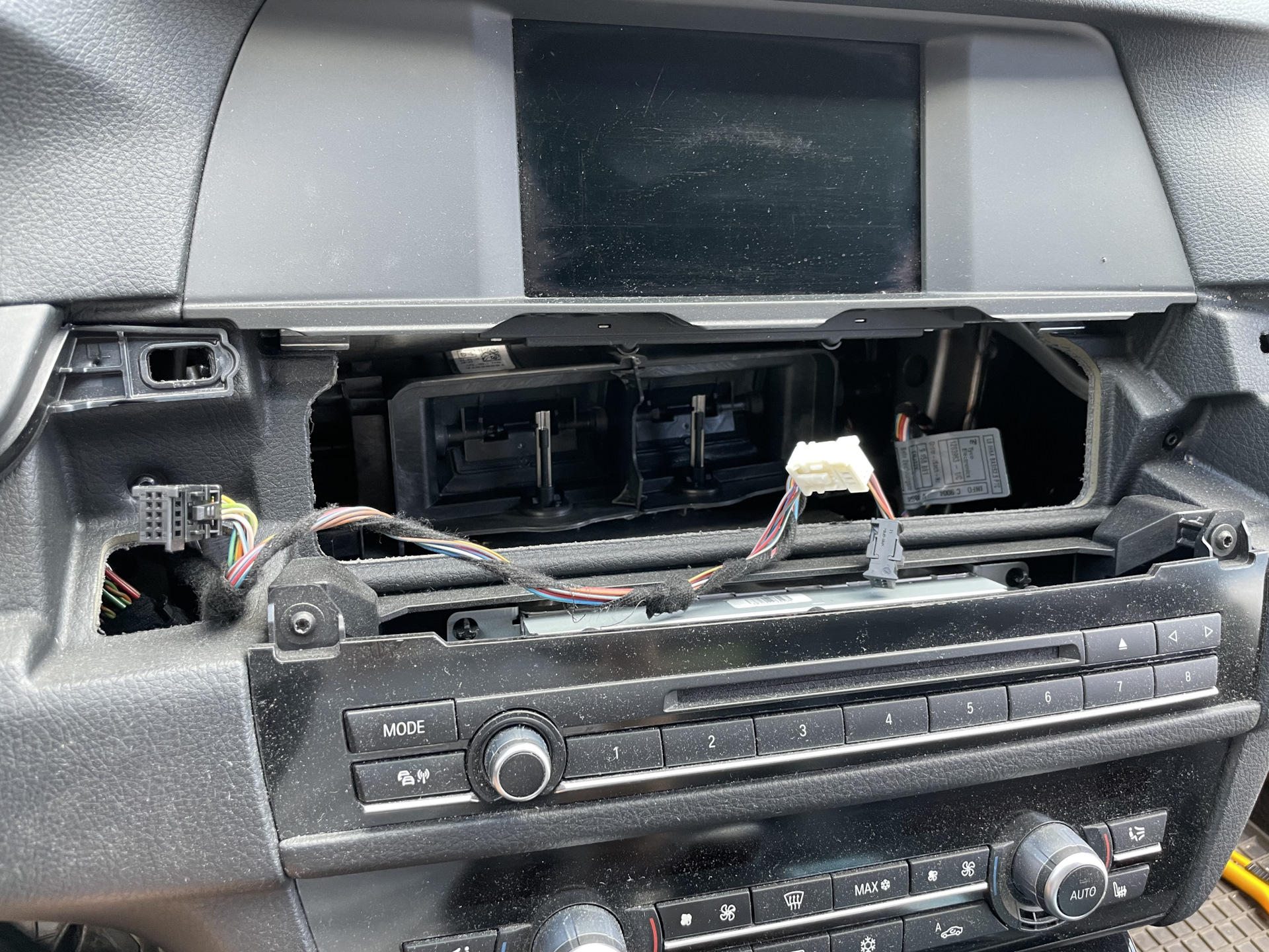 #024 Установка центрального динамика с твитером — BMW 5 series (F10), 2 ...