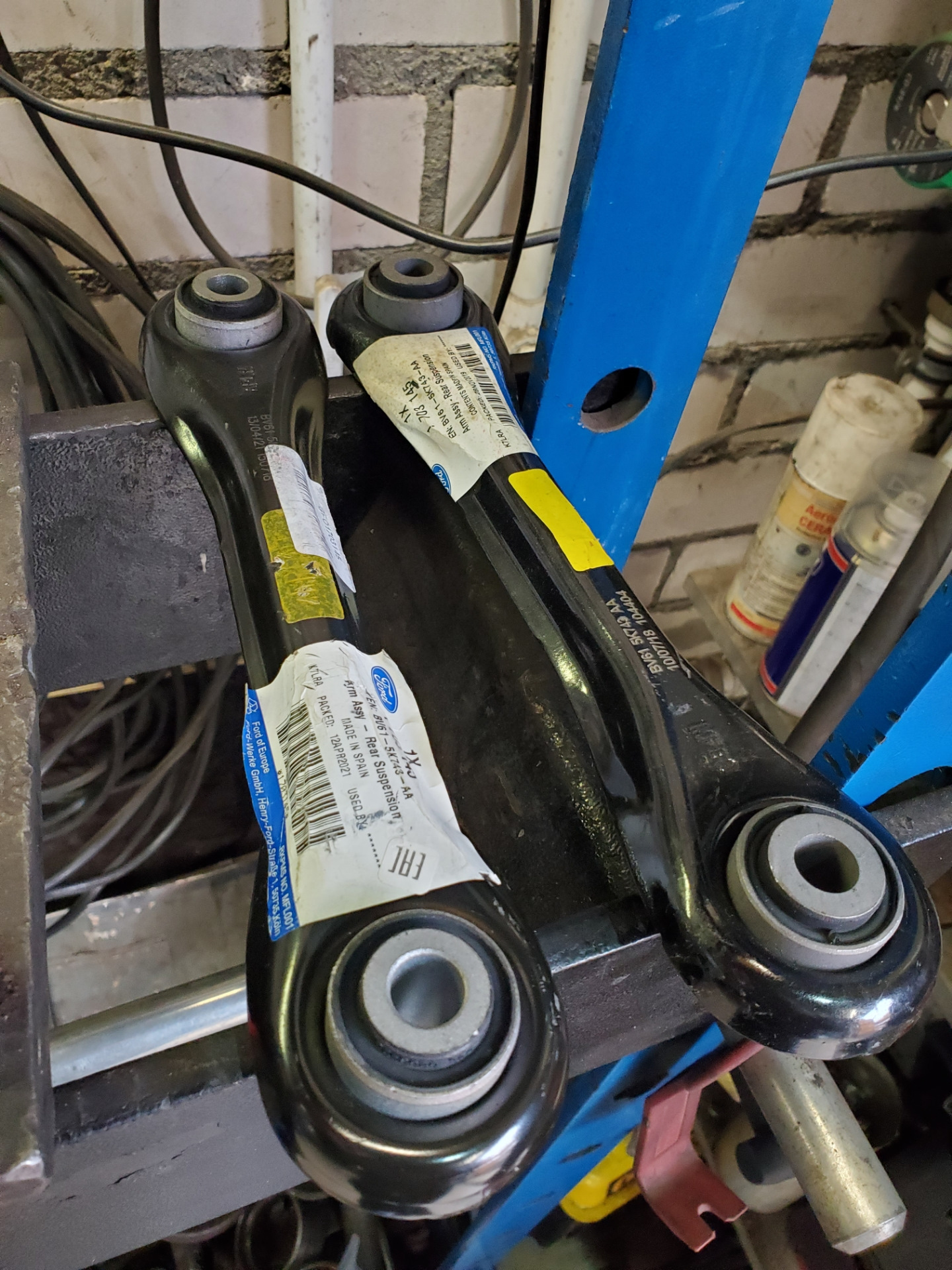 Замена троса ручника, задней ступицы и нижних рычагов! — Ford Kuga (2G ...