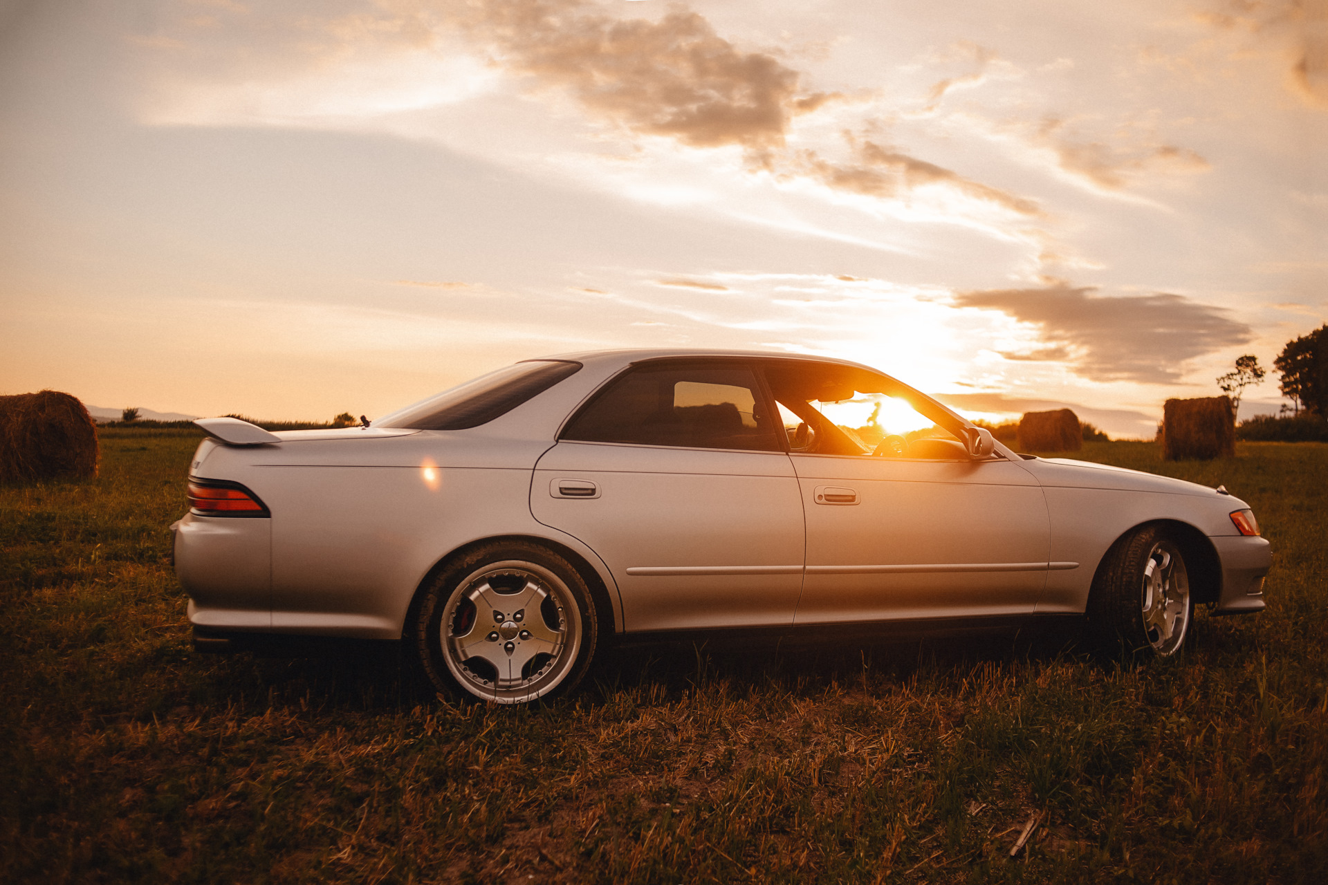 Тойота 90. Toyota Mark 2 90. Toyota Mark 2 осень. Марк 2 осень широкий Формат. Тойота Марк 2 фото с боку.