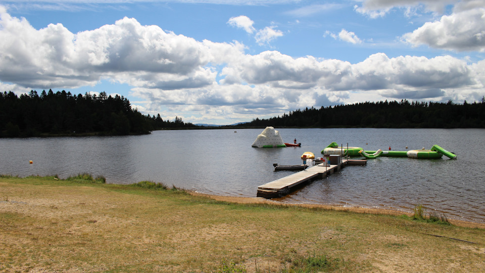 Если б не искуственный айсберг и виднеющиеся вдали горы, можно подумать что ты где-то на Браславах :) — Audi A4 (B9)