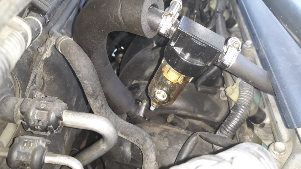 Вот этот между впускным коллектором и задней частью крышки ГБЦ. Простоял три месяца и 5-6 т.км пробега — Toyota Camry (XV30)