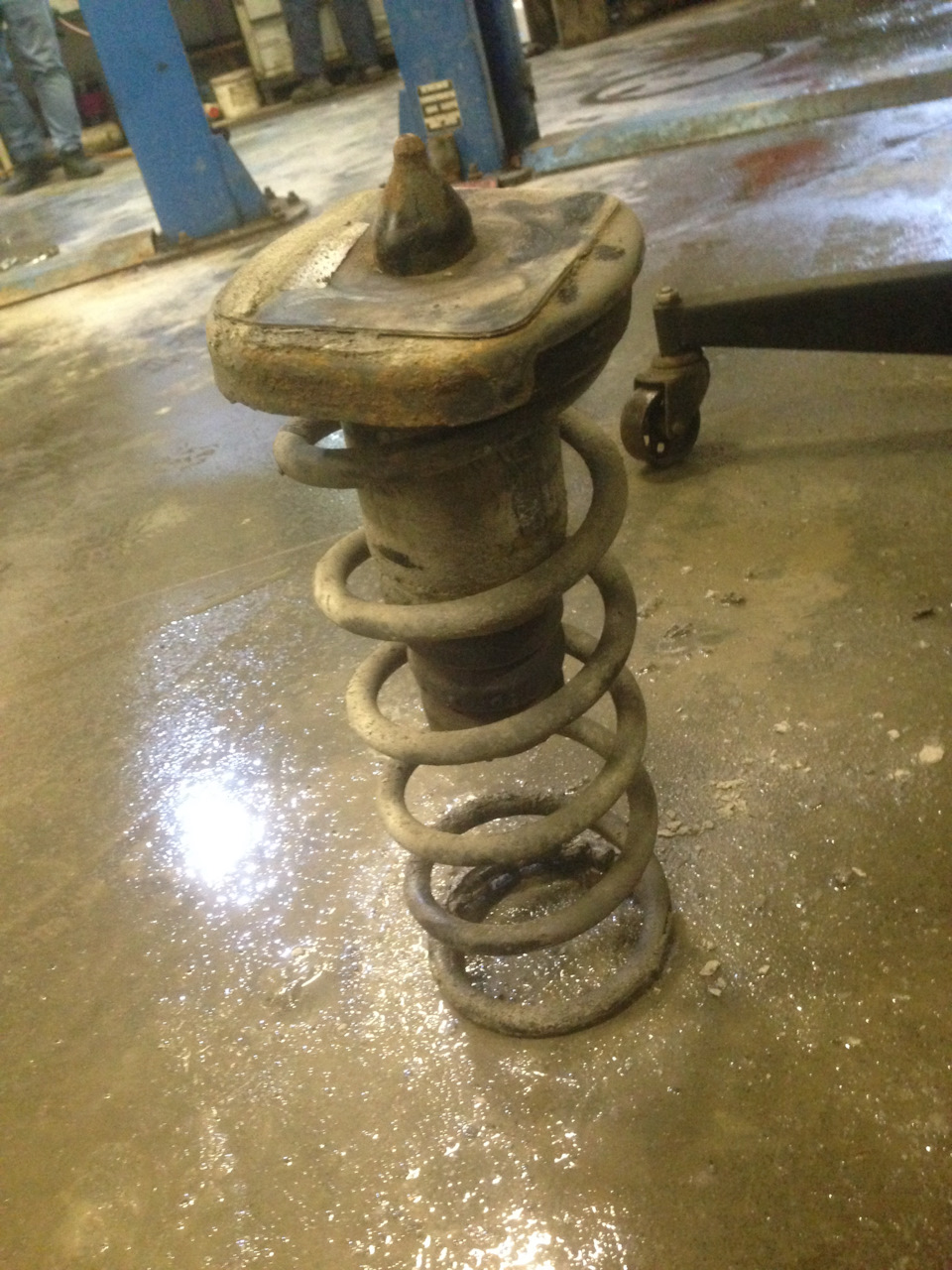 Krok 14 — Przód: poprowadź przewody/czujniki w oryginalnych uchwytach; skontroluj momenty dokręcania. — Ford Mondeo Mk4 FL