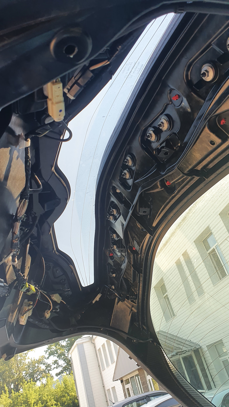 Переставил заднюю камеру видеорегистратора на нижнее маленькое стекло ...