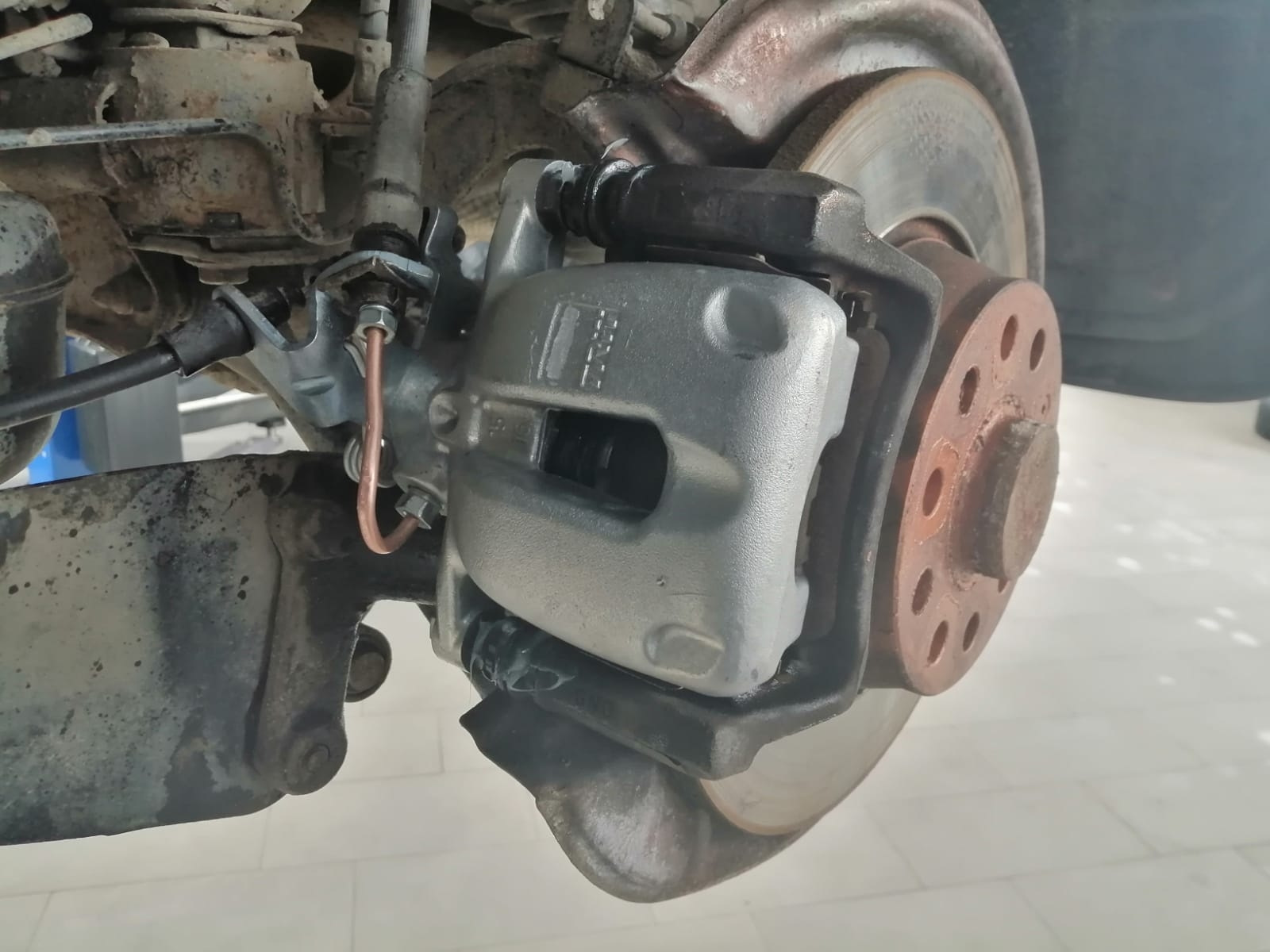 Замена заднего левого суппорта — Skoda Superb Mk2, 1,8 л, 2009 года ...