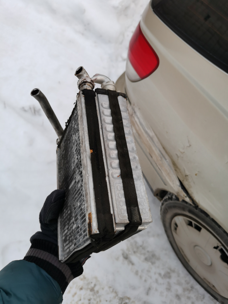 Радиатор ипсума в сравнение с родным. По габаритам помню лишь то что в печку со всеми вырезами. Радиатор толще 55мм не впихнуть. — Toyota Ardeo (V50)