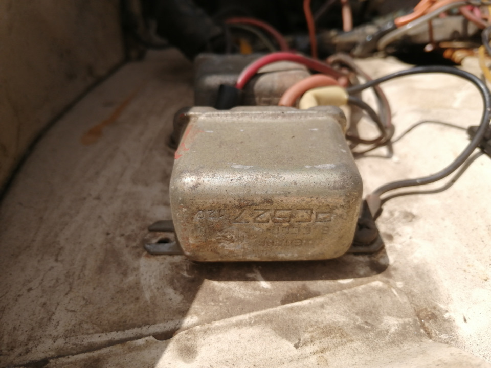 Все рэле с подключенными проводами ВАЗ 2106 — Lada 21063, 1,6 л, 1990 ...