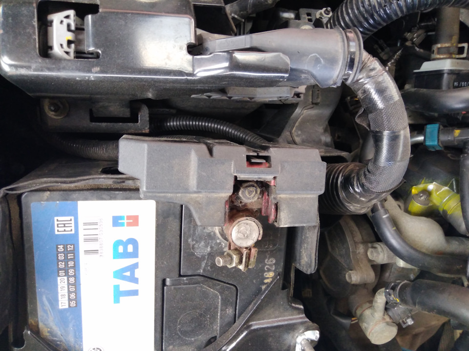 Крышка плюсовой клеммы аккумулятора — Mazda CX-5 (1G), 2 л, 2012 года ...