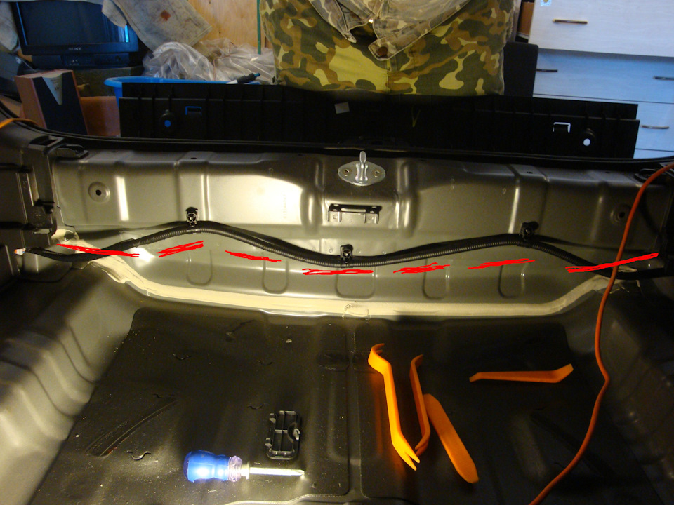 Порог снят, провод питания плафона буду проводить тут. — Hyundai Tucson (TL)