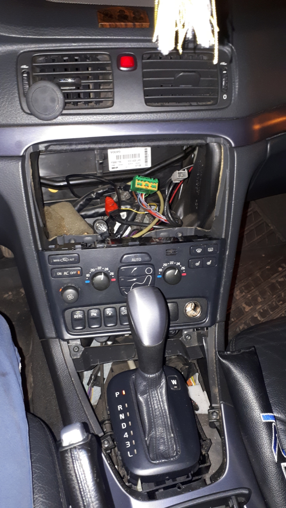 Щелчки в динамиках, самостоятельная перещёлкиванее радиостанций ...