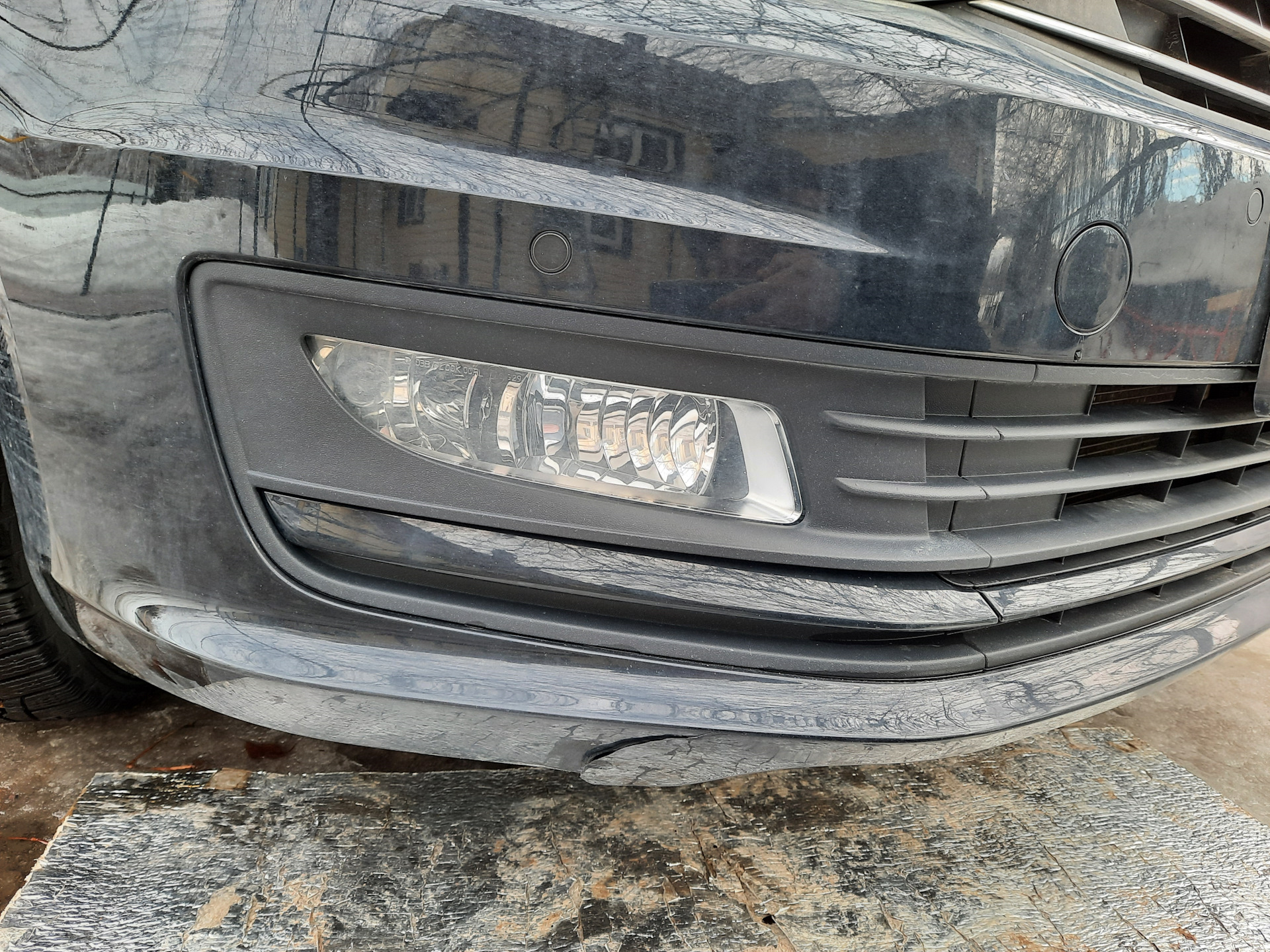 Наехал на бордюр. Передний парктроник солярис 2013. Бордюр для парковки. Резиновая защита бампера. Парковка передним бампером.