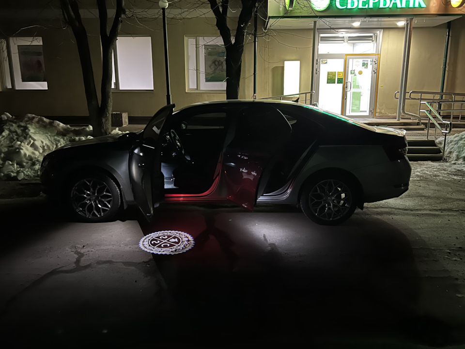 Сигнальные плафоны в низ дверей — Skoda Superb Mk3, 2 л, 2020 года ...