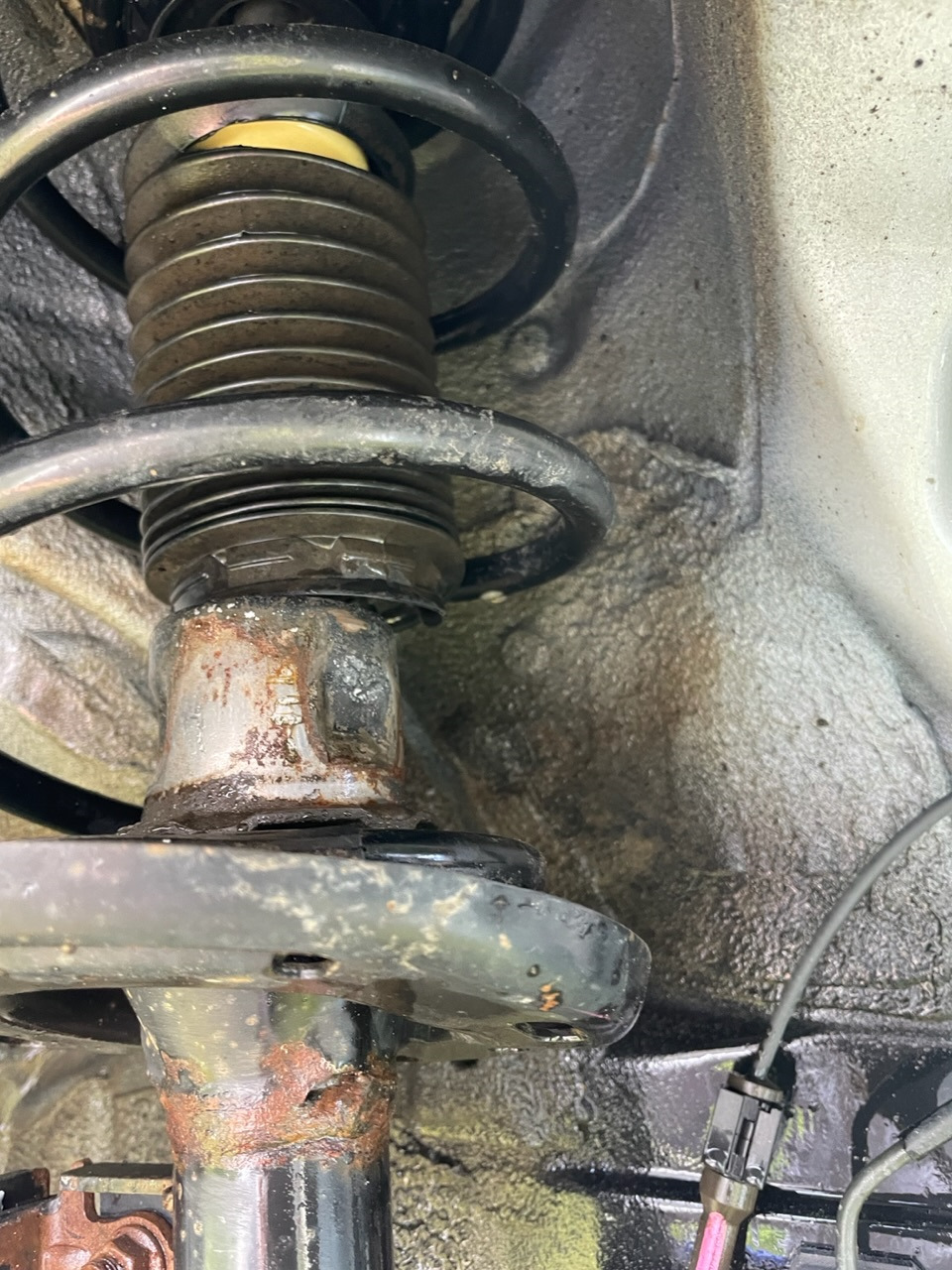 Замена пыльника амортизатора — Mazda 3 (3G) BM, 1,6 л, 2014 года ...