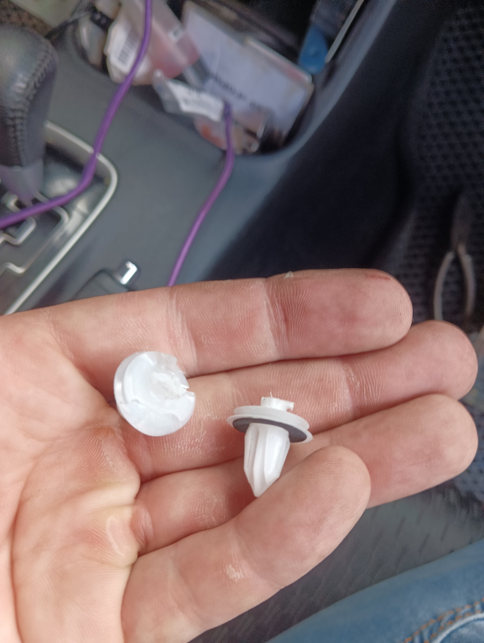 Ломаются при снятие, и потом доставать только саморезом. — Mitsubishi Outlander (3G)