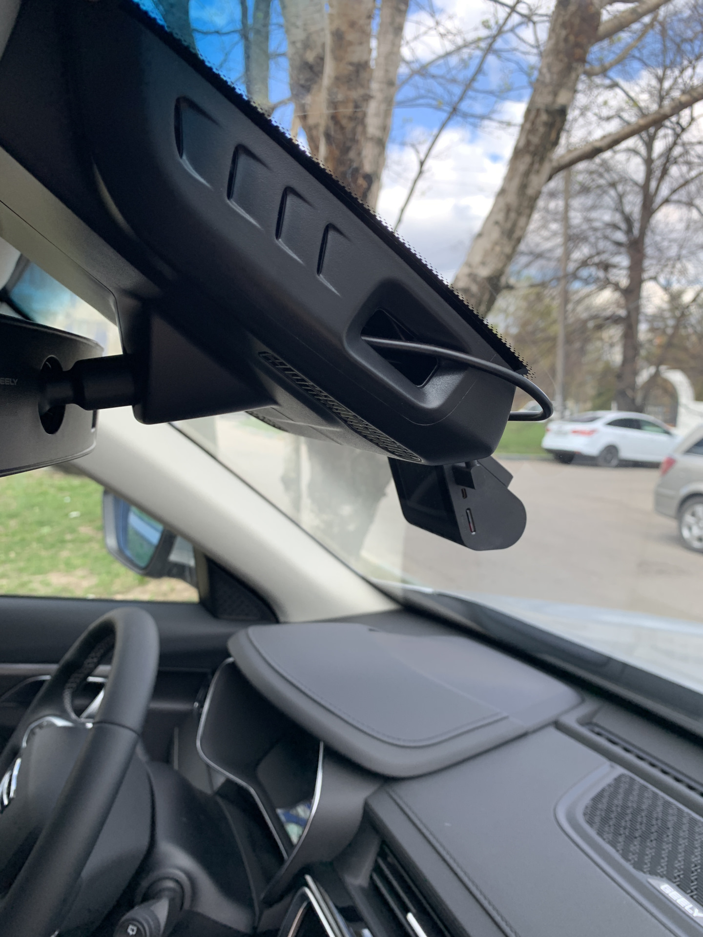 Штатный видеорегистратор джили атлас про. Новый регистратор. Cup Holder Geely Atlas Pro. Радар Geely Atlas Pro. Держатель для телефона Geely Atlas.