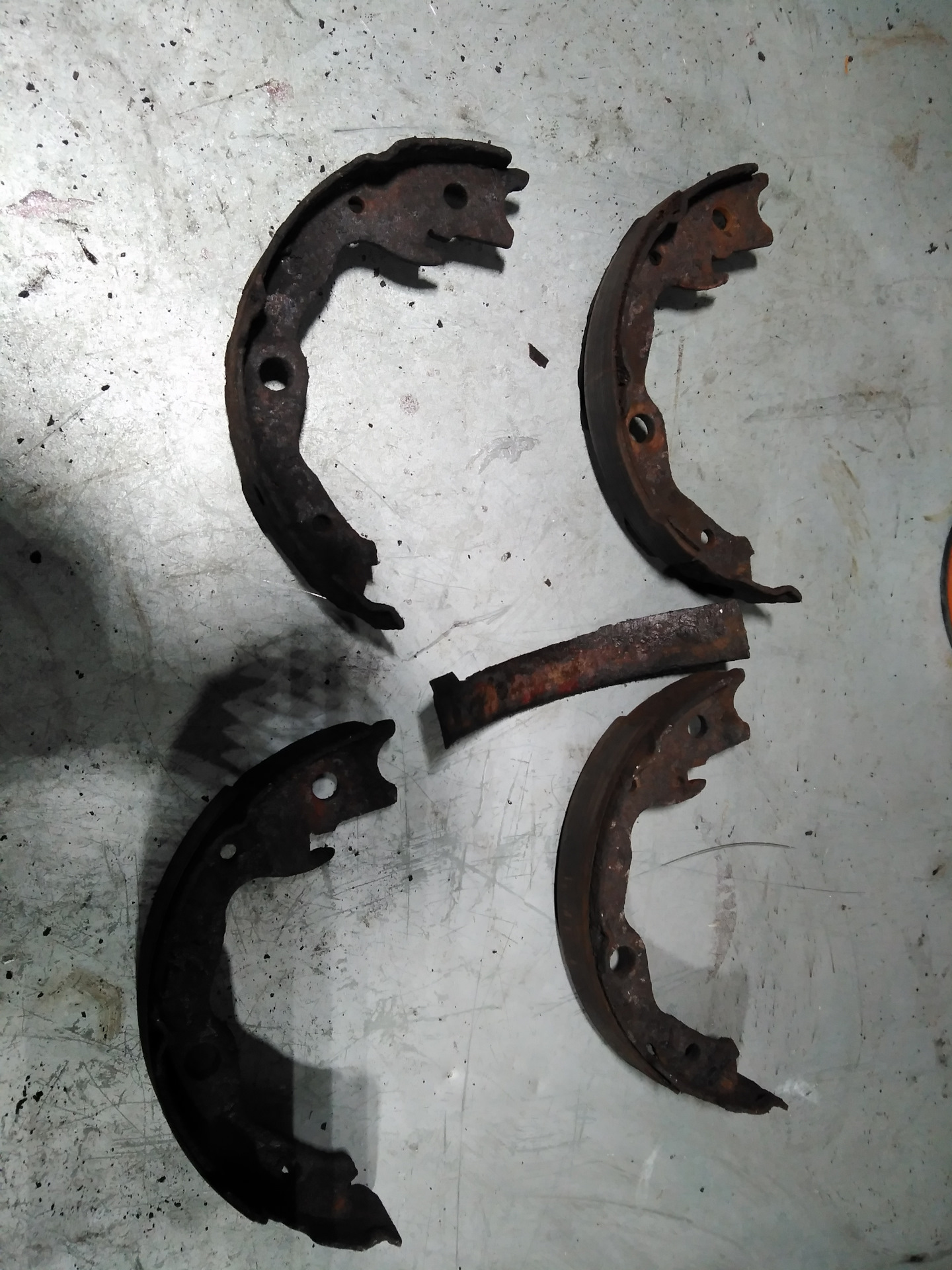 Замена троса и колодок ручника. — Toyota RAV4 (III), 2,2 л, 2007 года ...