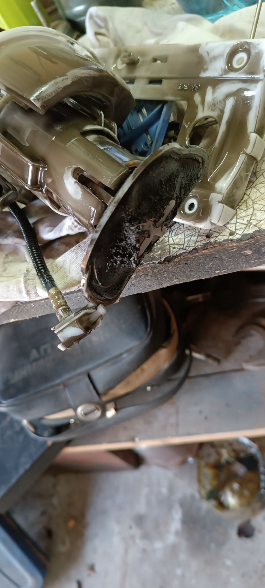 Чистка заборника топлива — Volkswagen Passat B5, 1,9 л, 2005 года ...