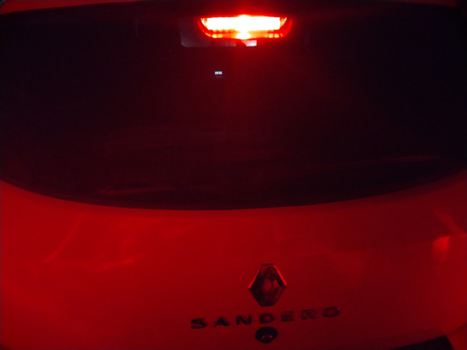 Строб лампа в дополнительный стоп сигнал наверху. — Renault Sandero ...