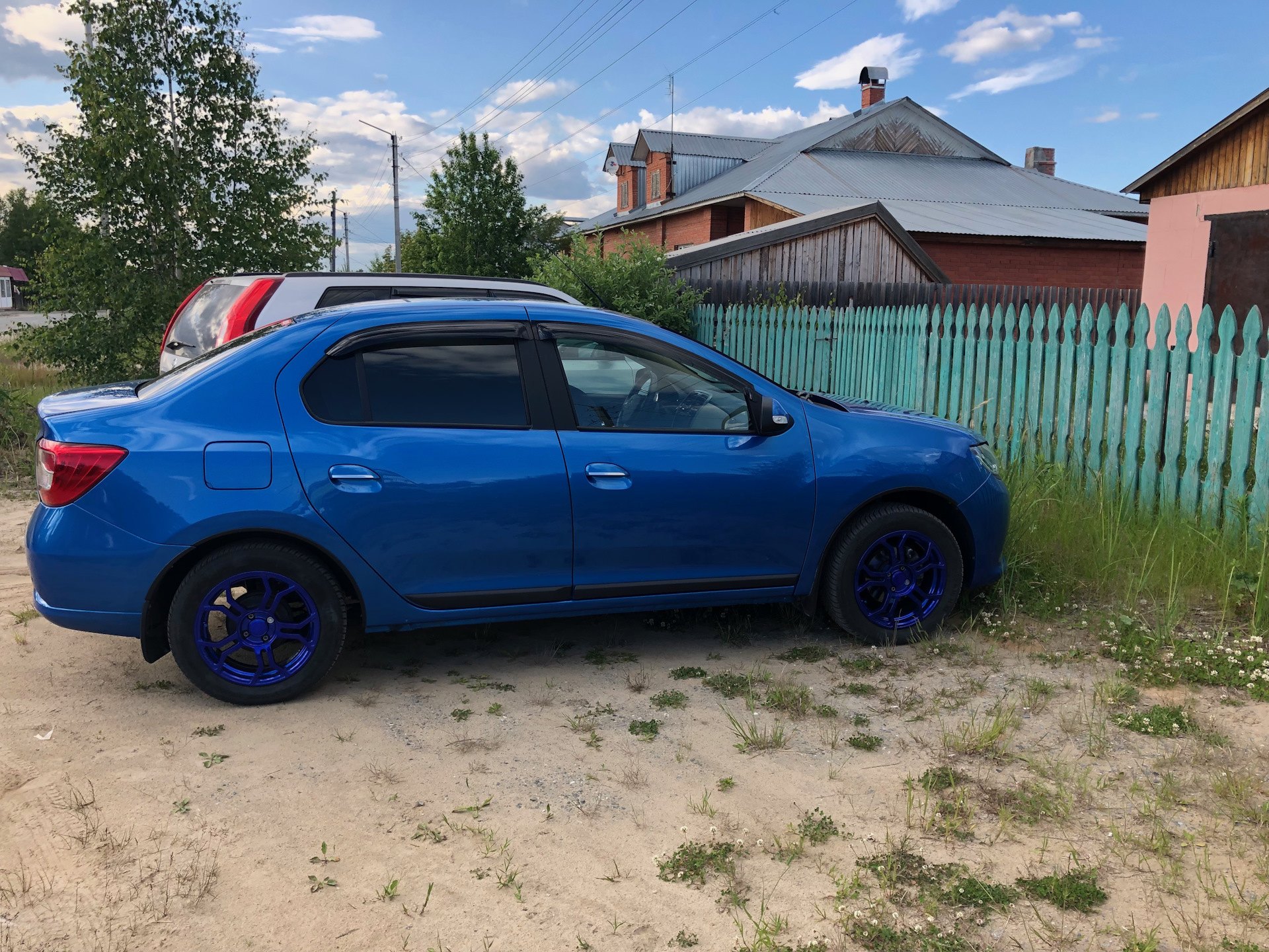 Диски рено логан 2. Renault Logan 2 r17. Рено Логан 2 r17. Рено Логан 2 на 17 дисках. Рено Логан 2 диски r17.