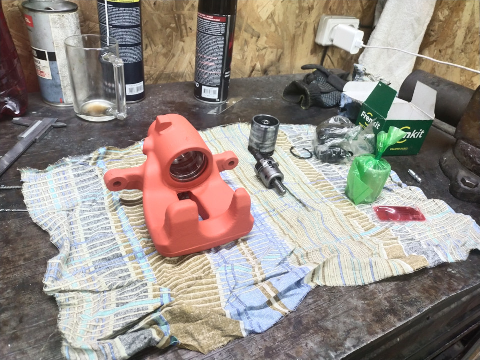 Замена передних сайлентблоков, переборка задних супортов, прокачка ...