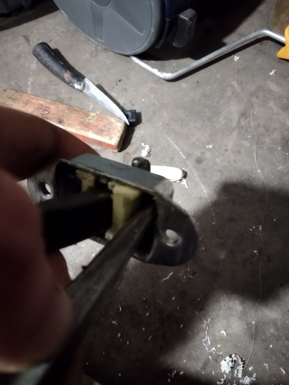 Можно ставить все на свои места. Удобно на последней стороне ставить отвертку в распор для последующей вставки резинки — Toyota Corolla (160)