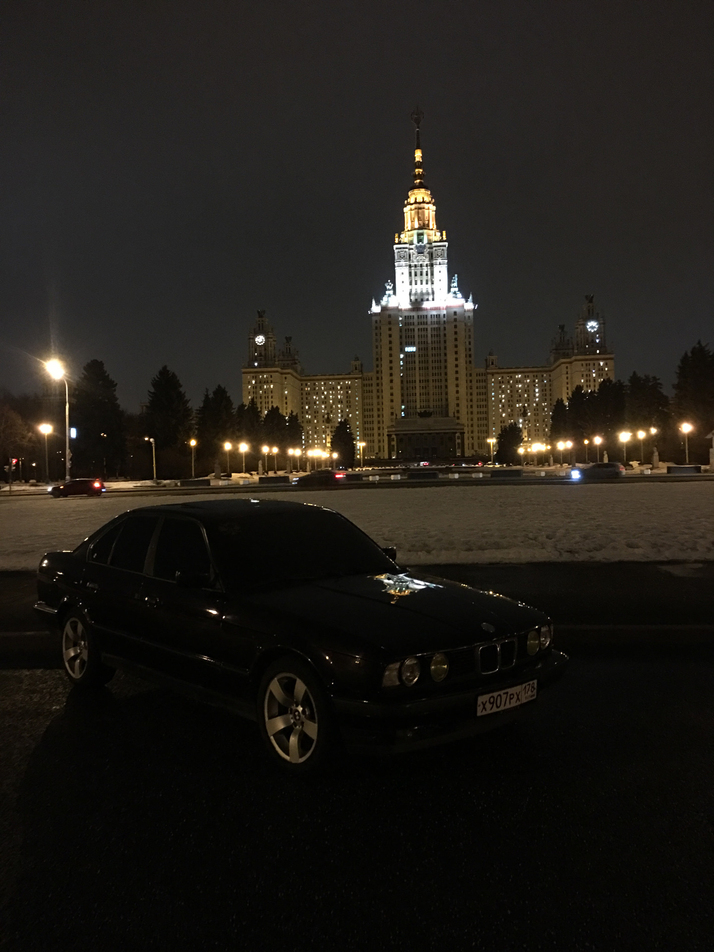 В питер на машине. БМВ е60 ночью около МГУ. Автомобили возле МГУ. BMW Питер. Автомобиль Волга возле МГУ.