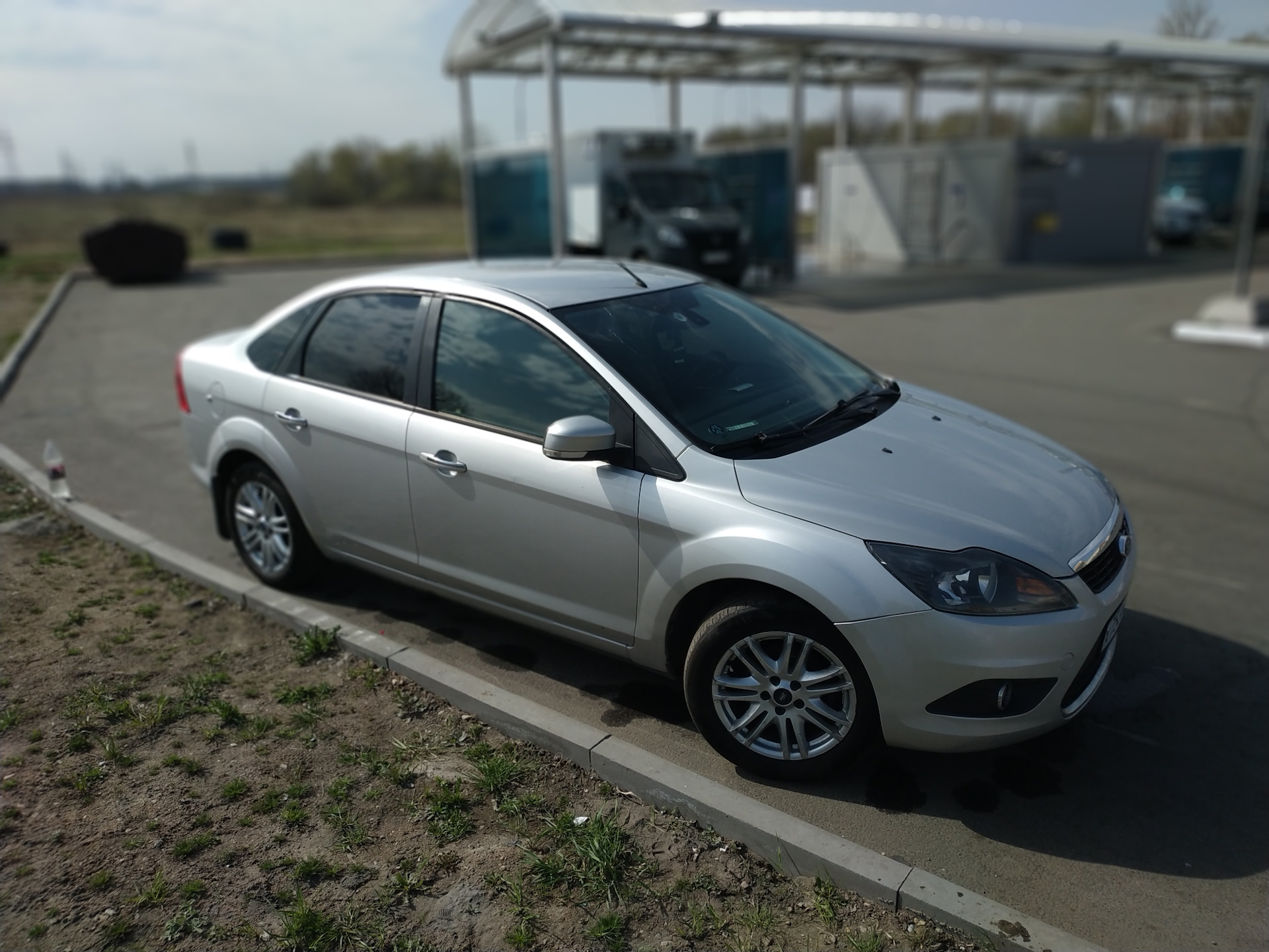 Колеса форд фокус 2. Форд фокус 2 седан колеса. Ford Focus sedan 2.0 диски. Ford Focus 2 серебряный диски графит. Форд фокус 2 седан белый на дисках.