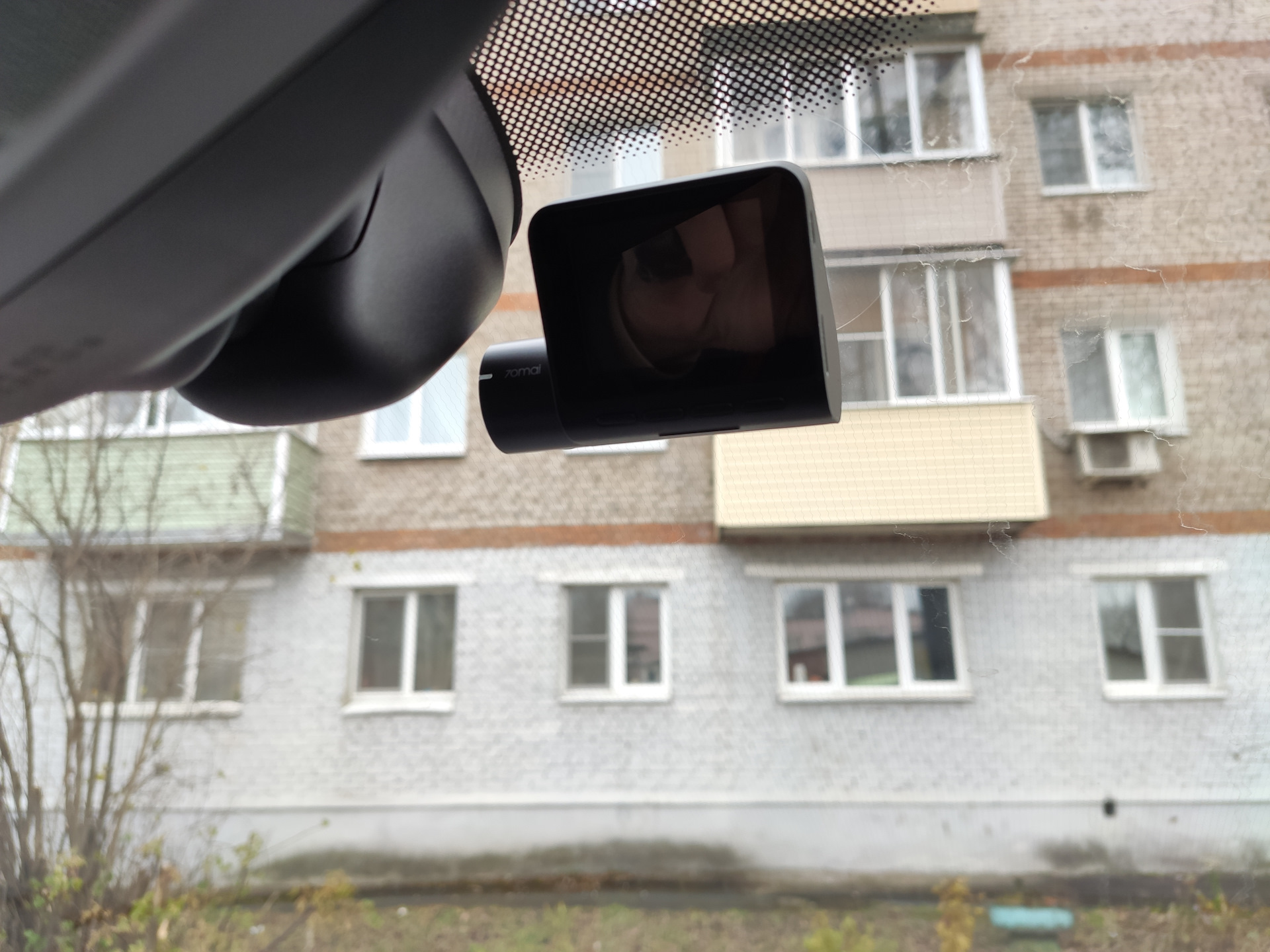 Монтаж регистратора. Polo Liftback авторегистратор. Поло лифтбек установка регистратора.