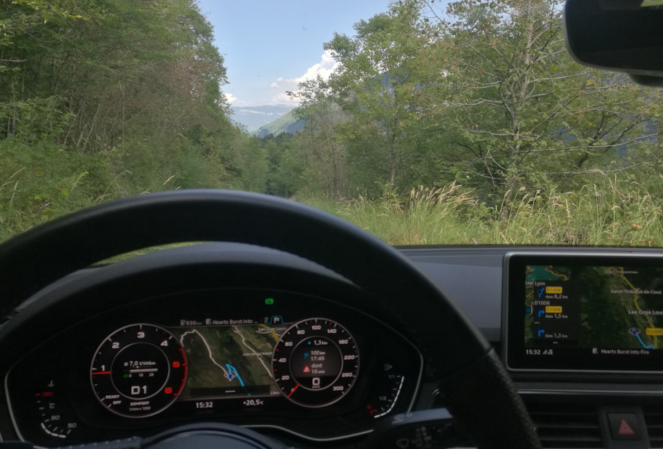 Для сравнения: так выглядели оба экрана с работающим Audi Connect. Прорисовка значительно красивее и объемнее. Простите за само качество фотографии. — Audi A4 (B9)